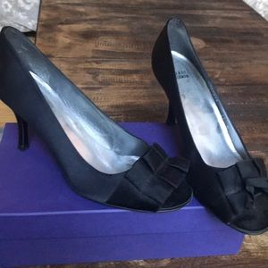 Stuart Weitzman Ribbon Black Satin pumps